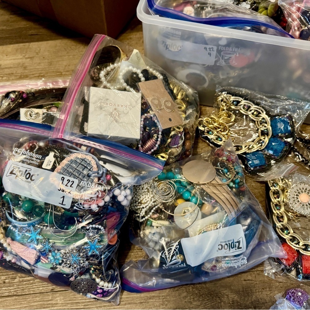 3 LB CRAFT JUNK WEARABLE vintage 2 modern jewelry lot.~ jewelry mystery fun art - Picture 5 of 7